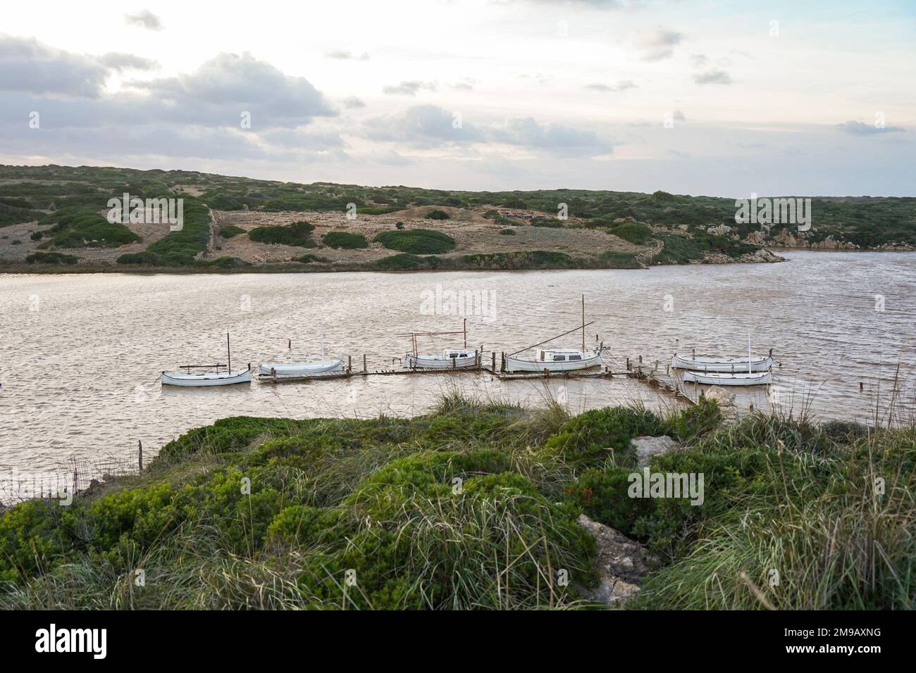 Port de Sanitja, porto di, Sanitja con piccole barche da pesca, Minorca, isole Baleari, Spagna. Foto Stock