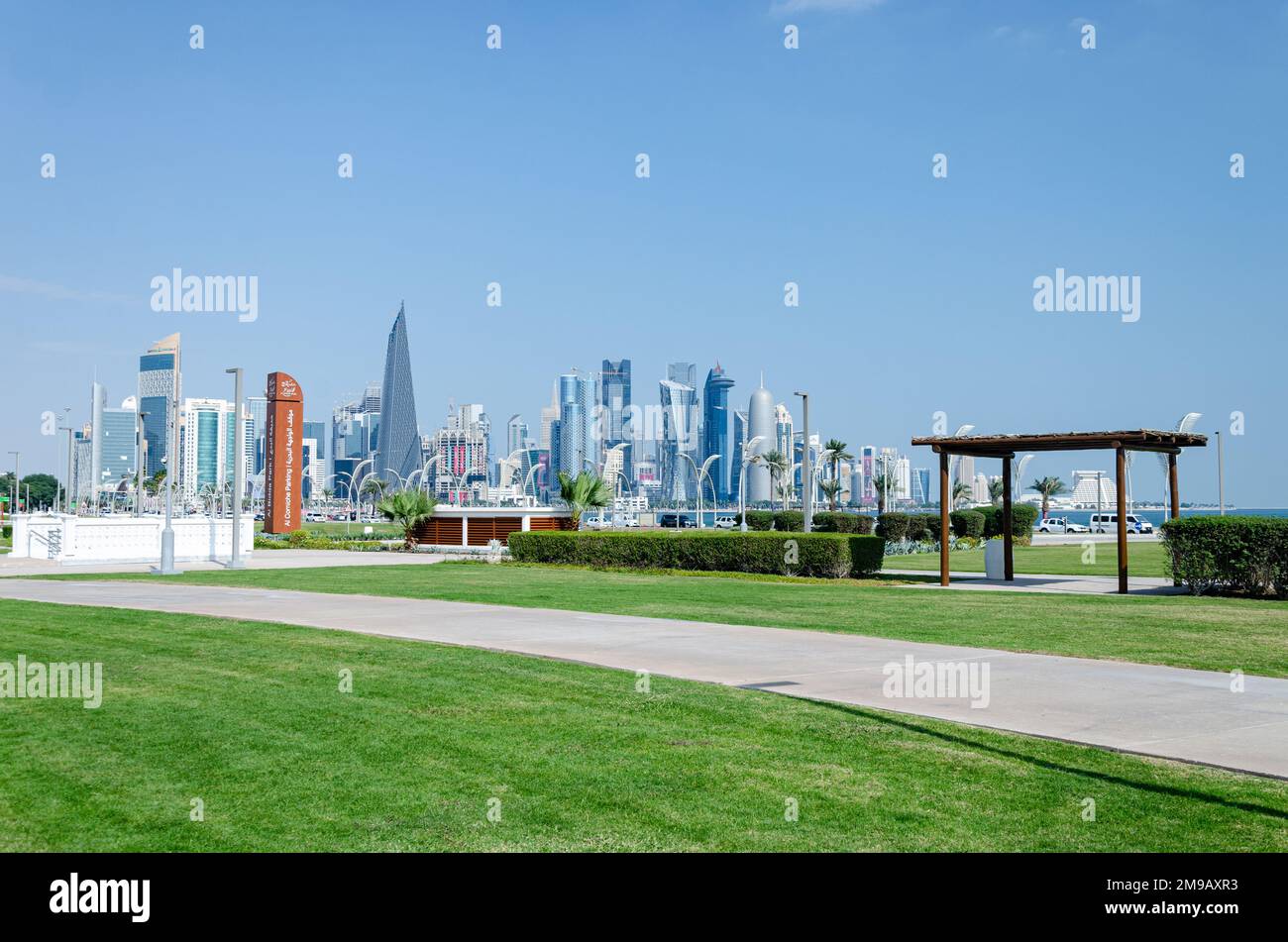 Vista sul quartiere finanziario di Doha dal parco al bidda, Qatar Foto Stock