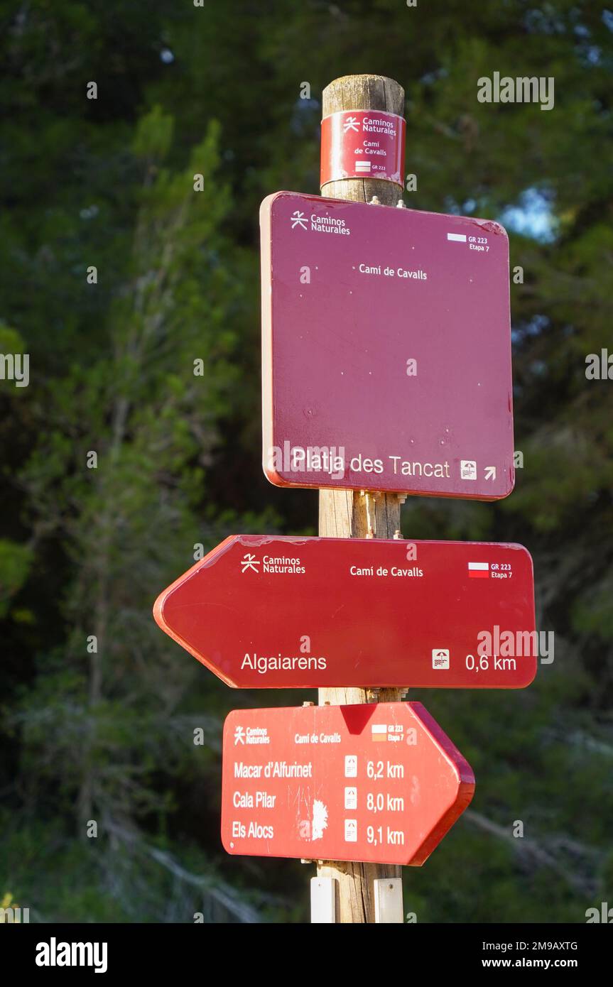 Cami de Valls, segno sentieri escursionistici di Minorca, GR 223, Algaiarens, isole Baleari, Spagna. Foto Stock