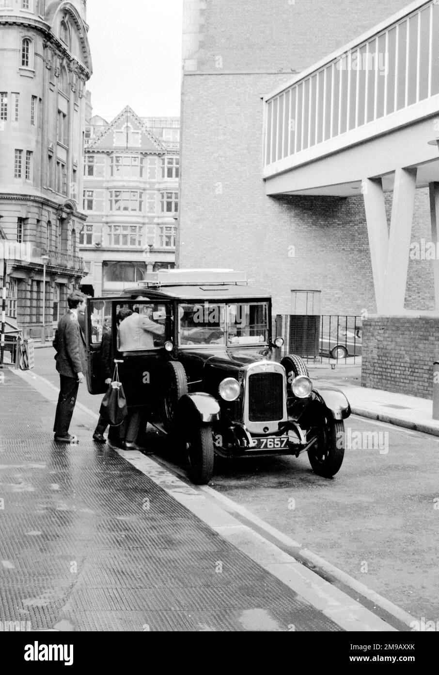 Austin 12/4 Heavy Saloon, regn. DP7657, da circa 1934, in una strada laterale di Londra. Foto Stock