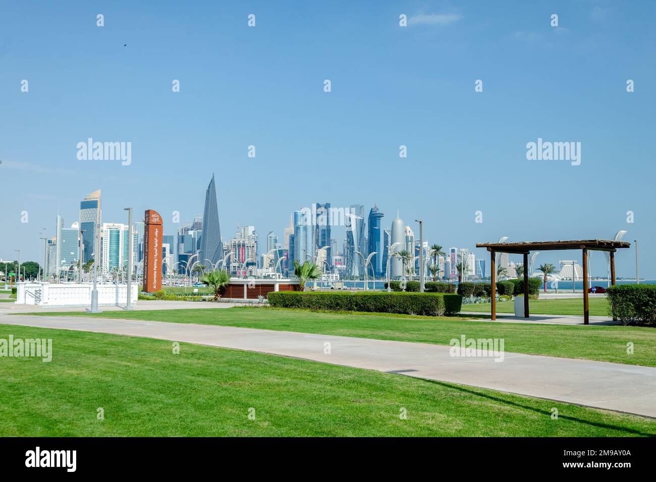 Vista sul quartiere finanziario di Doha dal parco al bidda, Qatar Foto Stock