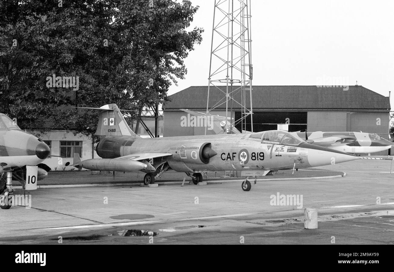 Forze armate canadesi - Canadair CF-104 Starfighter 104819 (CL-90, ex 12819), di 430 Fighter Squadron della base CAF di Lahr, in un'esposizione aerea nel Regno Unito. Foto Stock