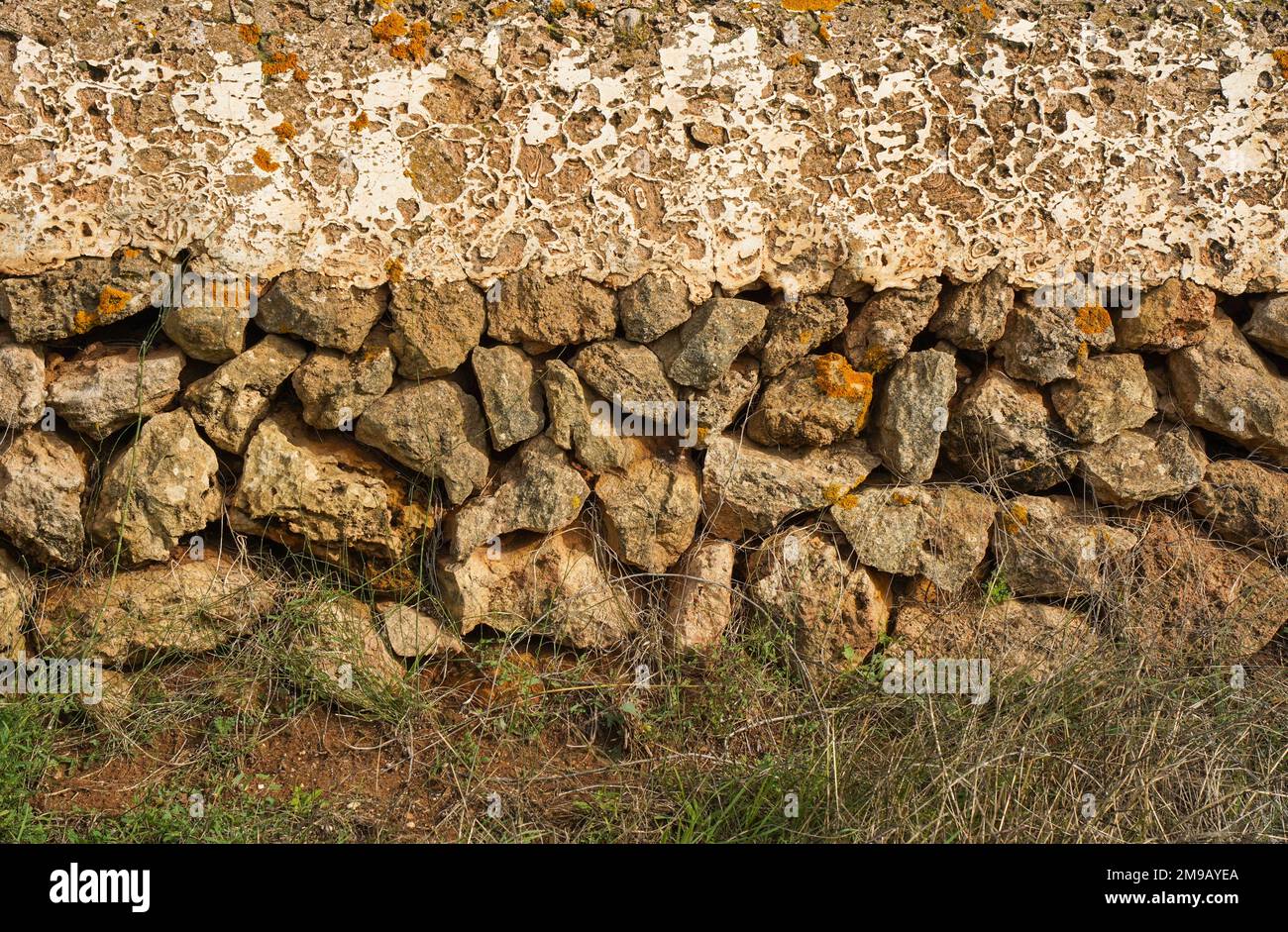 Muro di pietra a secco, e muro di cemento, Minorca, Isole Baleari, Spagna. Foto Stock