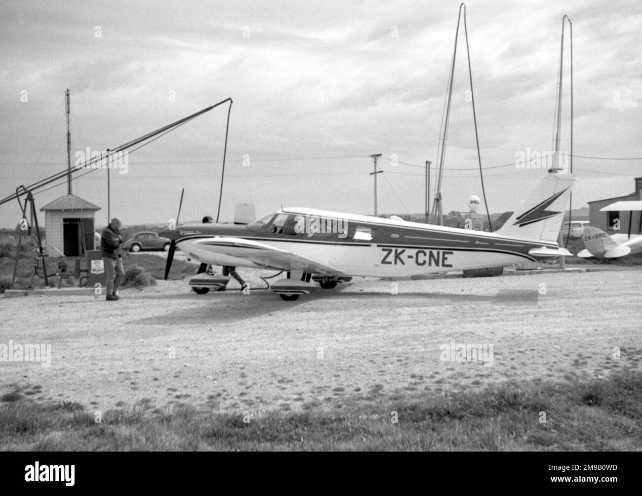 Piper PA-32-260 Cherokee 6 ZK-CNE (msn ), a Goreria, NZ. (Scritto il 2 maggio 1974). Foto Stock