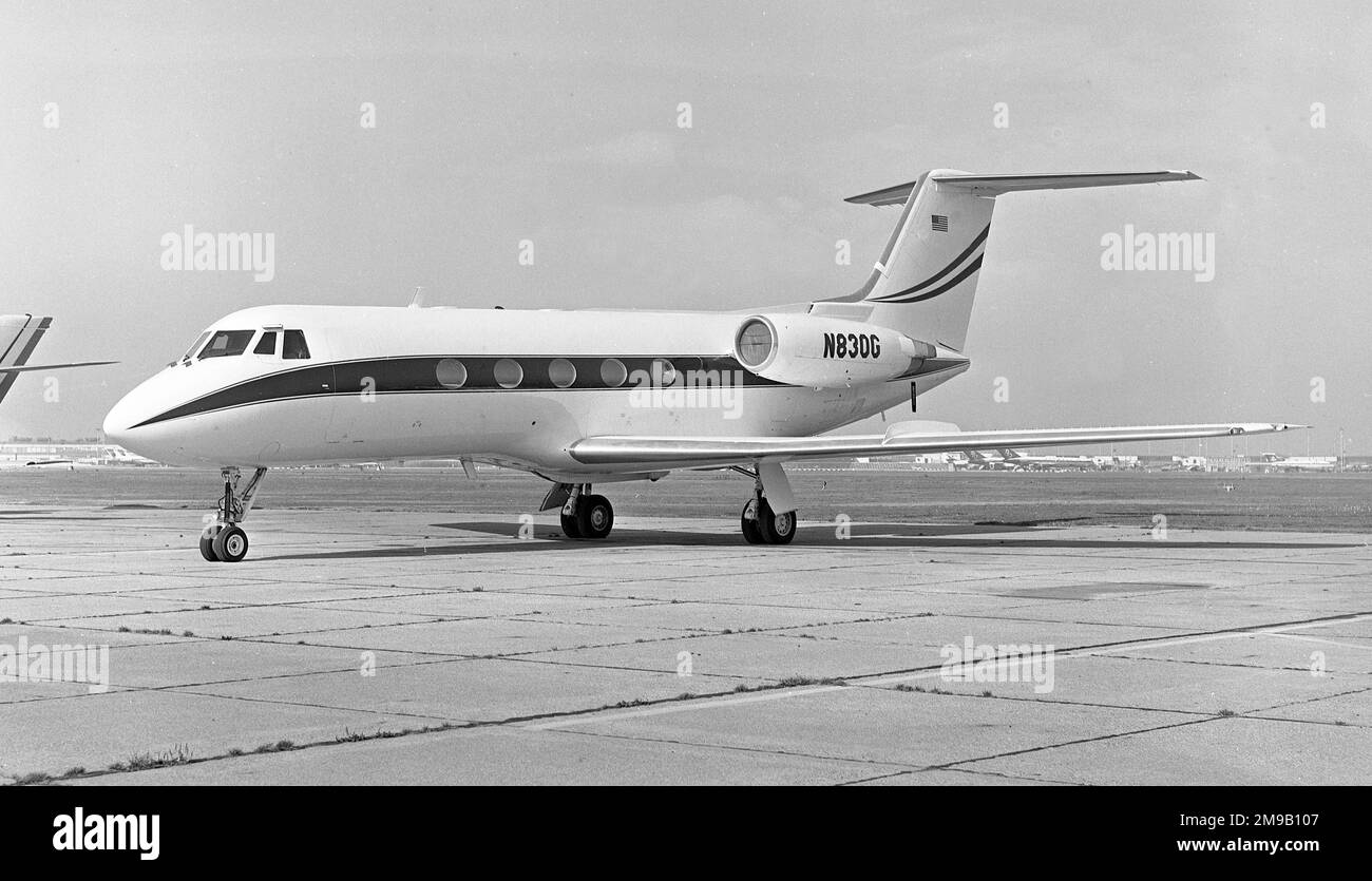 Grumman G-1159 Gulfstream II N830G (msn 44), di CONOCO Inc., presso l'aeroporto di Heathrow, il 19 maggio 1971. Foto Stock