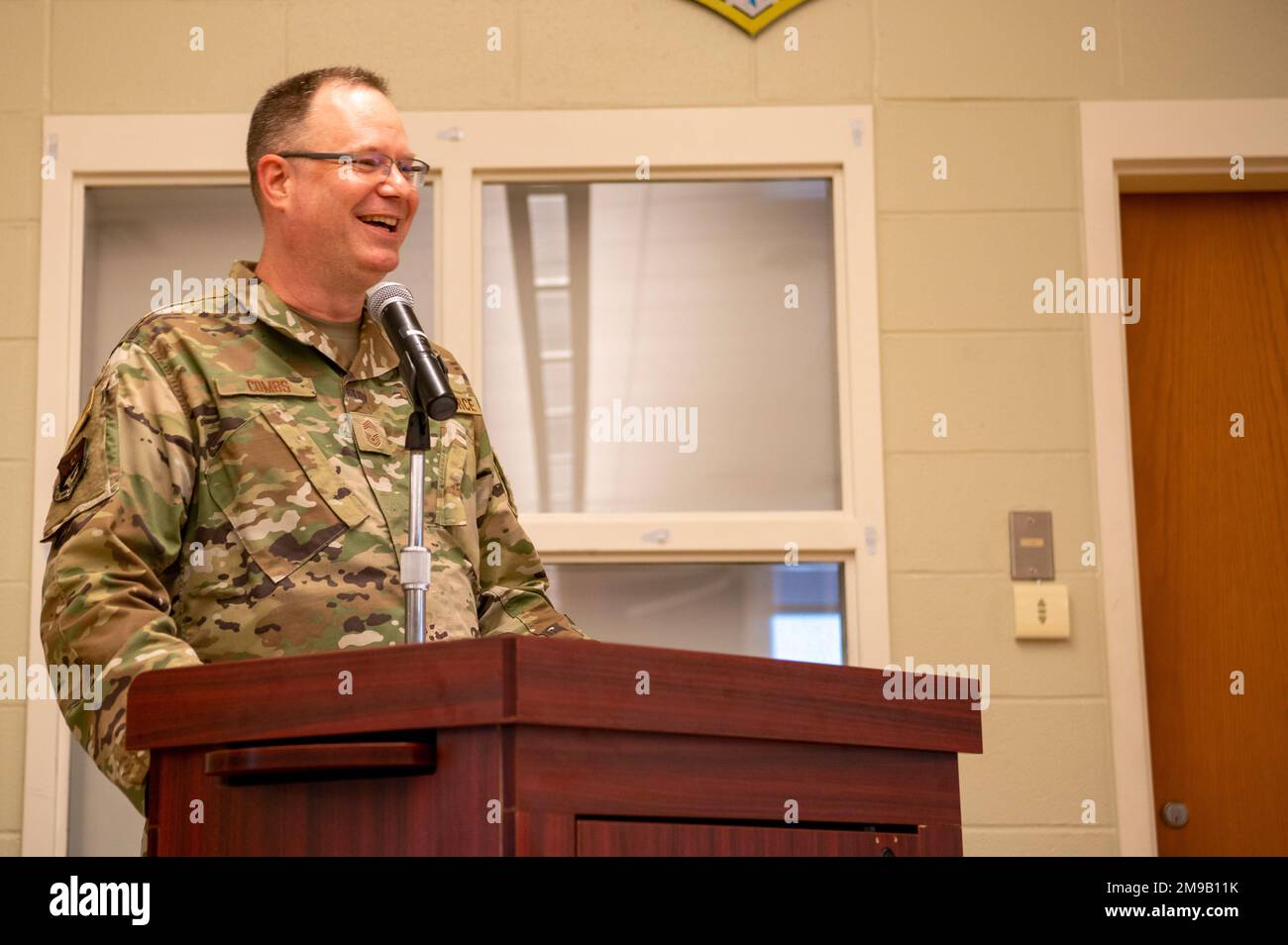 Il 121st Air Refuging Wing Mission Support Group organizza una cerimonia di cambio di responsabilità presso la base della guardia nazionale Rickenbacker Air, Ohio, 15 maggio 2022. Jason Wheeler ha ricevuto formalmente la responsabilità del 121st Mission Support Group da Chris Combs. Foto Stock