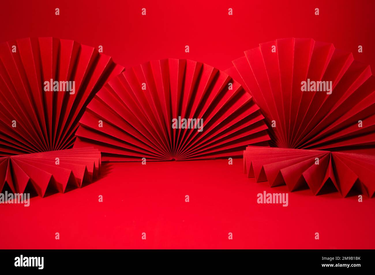 Sfondo astratto rosso con ventola per carta manuale per una presentazione minima del prodotto Foto Stock