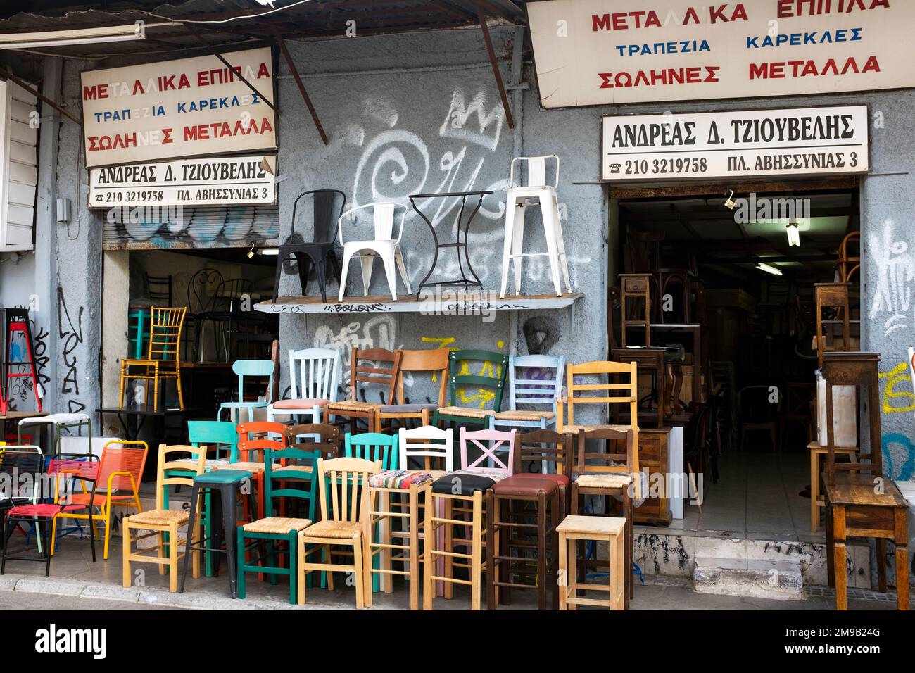 Mobili negozi di sedie, Monastiraki mercato delle pulci, Atene, Grecia Foto Stock