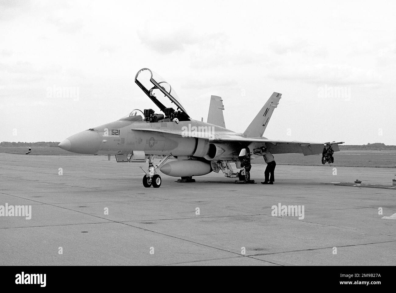 United States Navy - McDonnell Douglas F-A-18B-4-MC Hornet 161217 (msn ), di VFA-125, alla base aerea navale di Lemore, nell'ottobre 1982. Foto Stock
