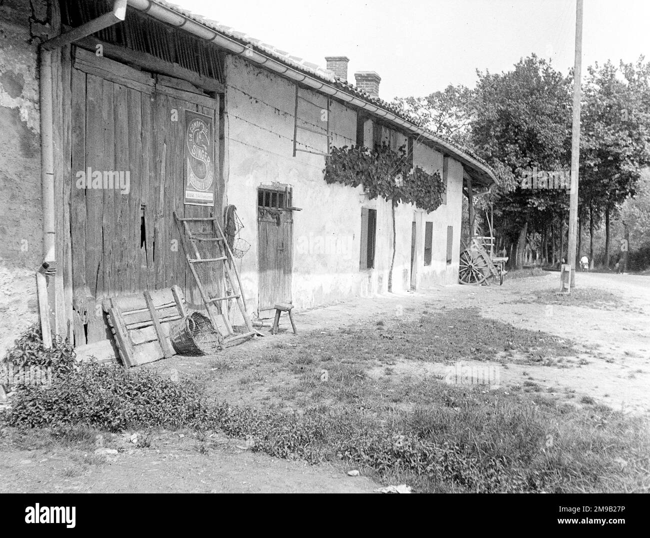 Casa con uva vite, garage e fieno loft in Albertville. (Albertville è una sottoprefettura del dipartimento della Savoia nella regione Auvergne-Rodano-Alpi del sud-est della Francia). Foto Stock