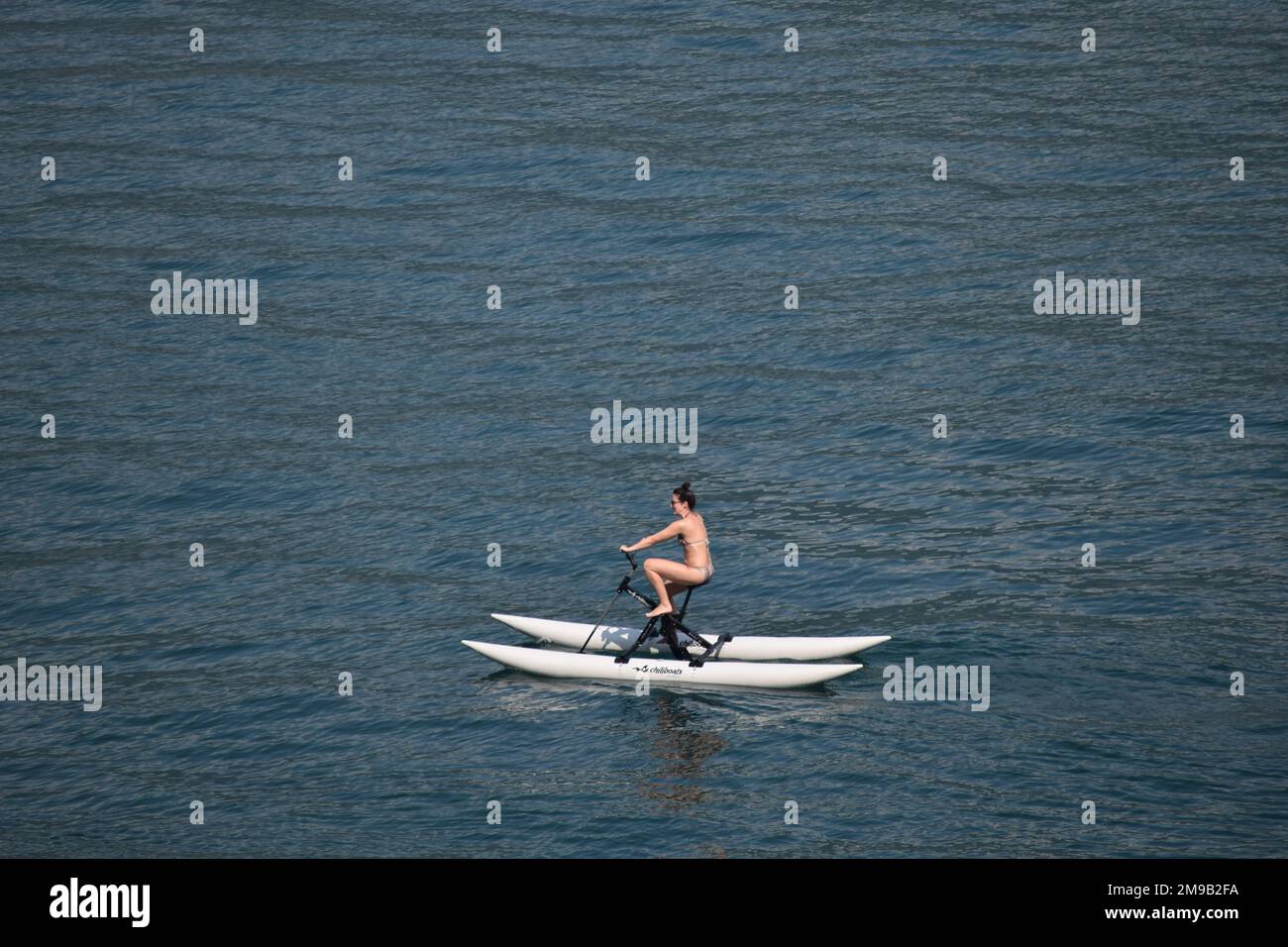 Lady godendo di un cycleboat sul Lago di Como, Italia Foto Stock