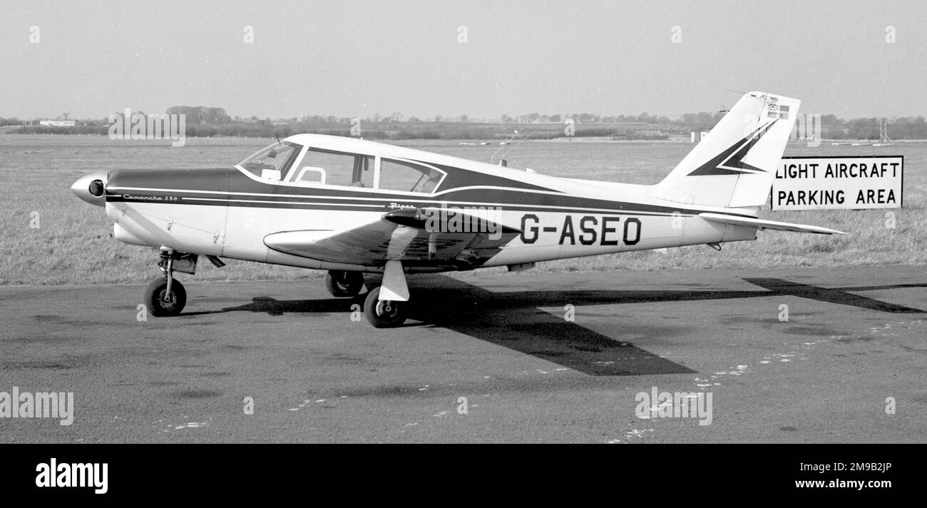 Piper PA-24-250 Comanche G-ASEO (msn 24-3367), all'aeroporto di Dublino nel marzo 1973. Foto Stock