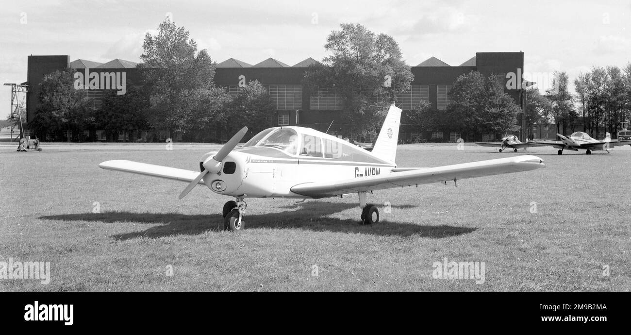 Piper PA-28-140 Cherokee G-AVBM (msn 28-22527), a Hemswell nel settembre 1972. Foto Stock