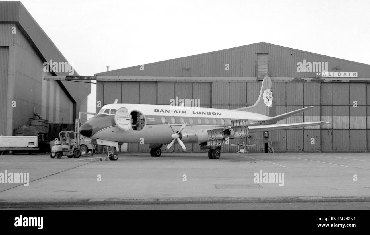 Vickers Viscount 708 G-ARIR (msn 36), di DAN-Air con motori numero 1 e numero 4 sostituiti, presso il Castle Donington-East Midlands Airport, nel maggio 1972. (DAN-Air - Davies & Newman Airways). Foto Stock