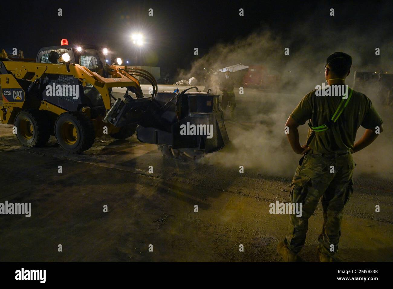 STATI UNITI Air Force Airman 1st Class Abraham Moreno supervisiona le operazioni di riparazione del cratere durante l'esercizio Grand Shield 22-4 sulla base aerea di al Udeid, Qatar, 15 maggio 2022. L'esercizio ha testato le capacità degli airmen in ogni campo di carriera. Foto Stock