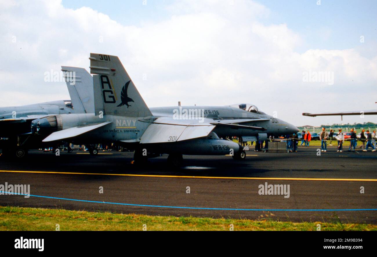 United States Navy - McDonnell Douglas F-A-18A-18-MC Hornet 162867 (msn 0406-A338, codice base AG, indicativo di chiamata 136), di VFA-136, si imbarcò su USS Dwight D. Eisenhower, al Battle of Britain 50th Anniversary Airshow tenutosi a Boscombe il 10 giugno 1990. Foto Stock