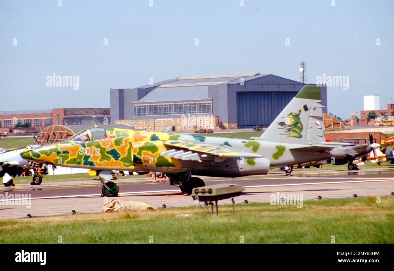 Aeronautica Cecoslovacca - Sukhoi su-25K 9013 (msn 25508109013), a Boscombe nel luglio 1994, con l'iconico Hangar Weighbridge sullo sfondo. Foto Stock