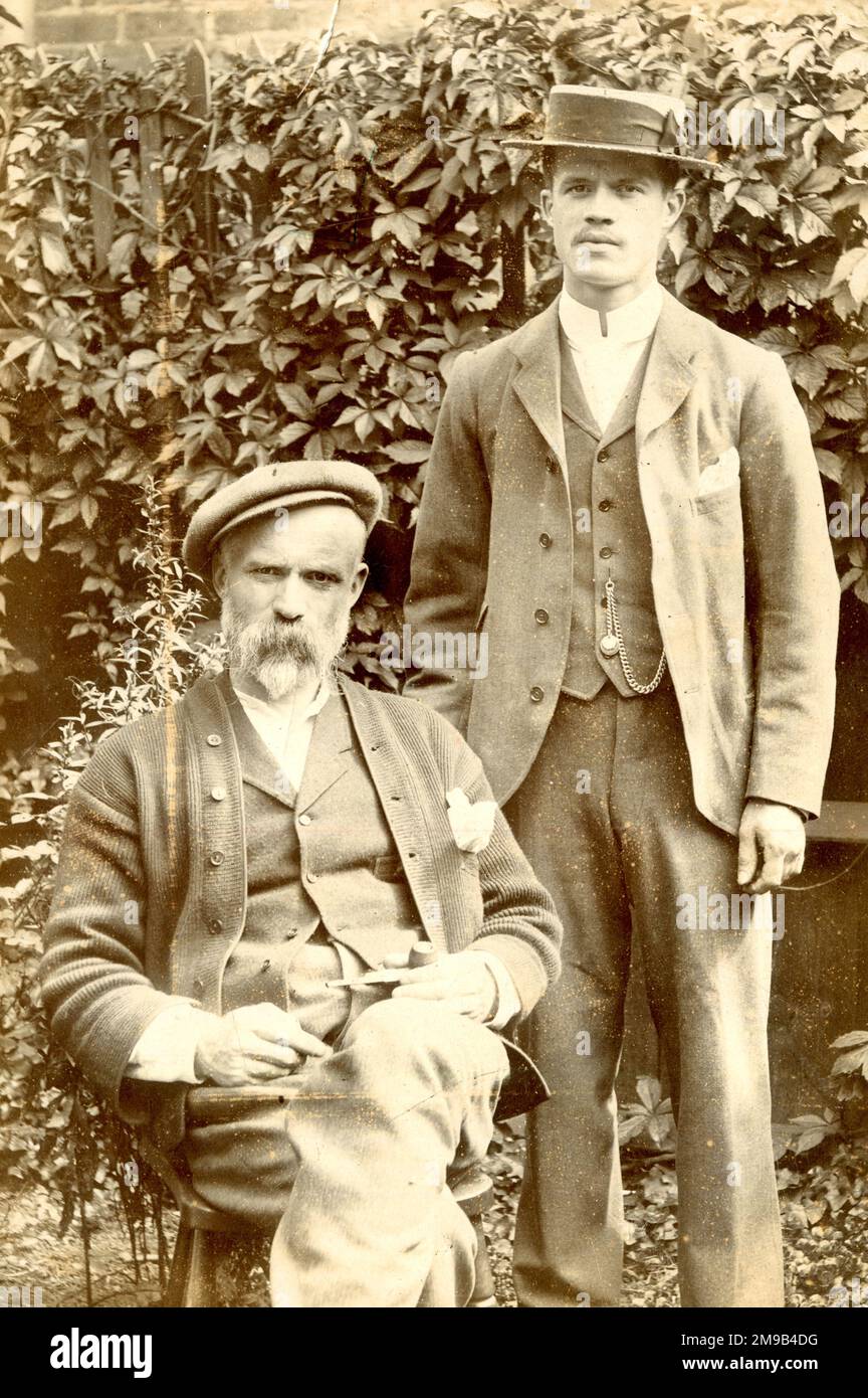 Padre e figlio in un giardino Foto Stock