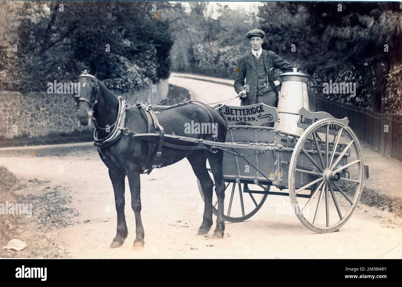 Il milkman è da Malvern Worcs link Farm Diary e il suo nome è e Betteridge - entrambi i testi visibili del carrello. Foto Stock