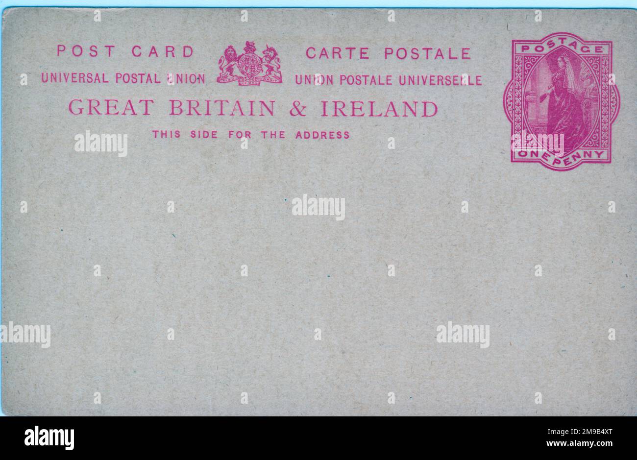 Questa cartolina, a differenza del suo predecessore più piccolo del 1892, porta il Royal Coat of Arms. Ha un francobollo integrale stampato da 1d Queen Victoria ed è stampato in carminio sul bordo del buff. Foto Stock