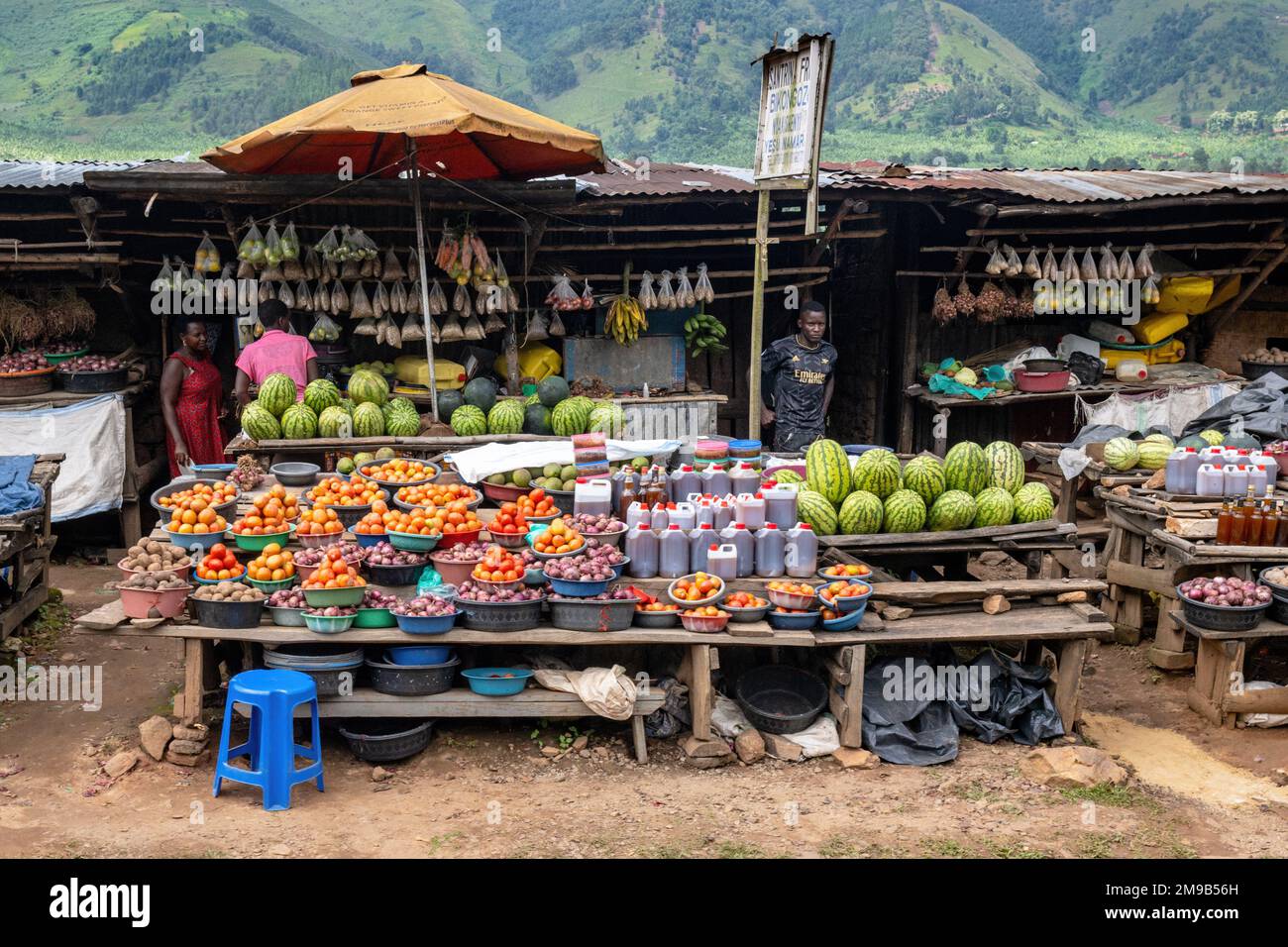 Bancarella di frutta e verdura nella strada principale di una piccola città nel sud-ovest dell'Uganda. Foto Stock