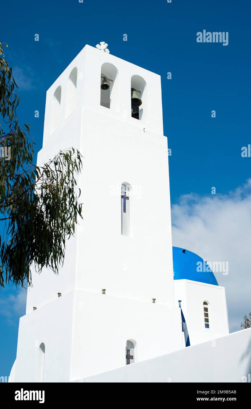 Campanile di una chiesa greca sull'isola di Santorini, Grecia. Foto Stock