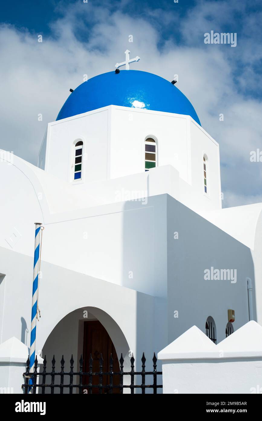 Chiesa greca a cupola blu sull'isola di Santorini, Grecia. Foto Stock