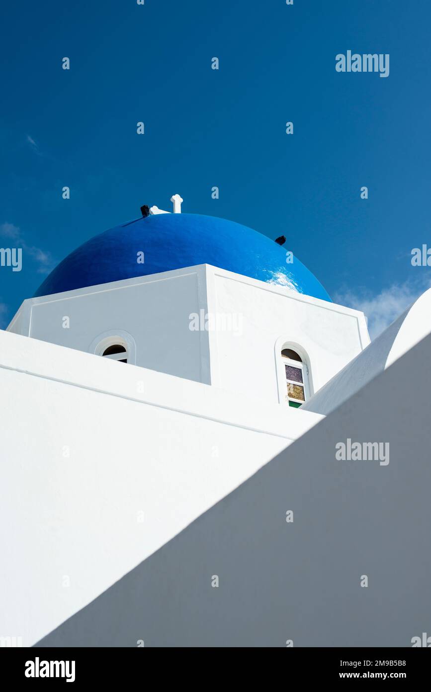 Parte di una chiesa greca che mostra la sua cupola blu sull'isola di Santorini. Foto Stock