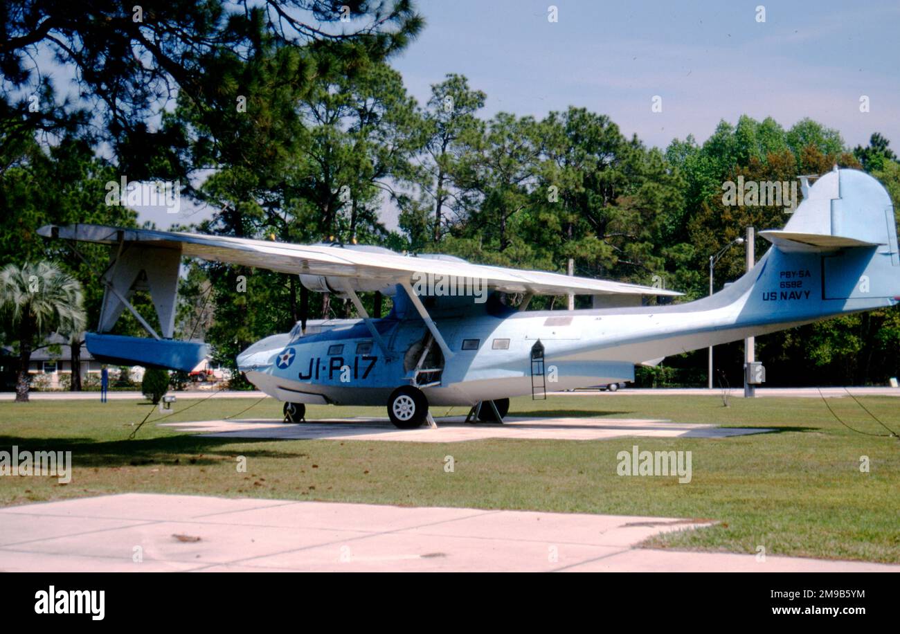 Consolidato PBY-5A Catalina 46582 (msn 3035), in mostra alla Naval Air Station Jacksonville, Florida. (Alla Guardia Costiera degli Stati Uniti 1943 dicembre come 6582; prestito-leasing al Brasile nel 1944 come FAB 21: Ridesignato PA-10 nel 1945). Foto Stock