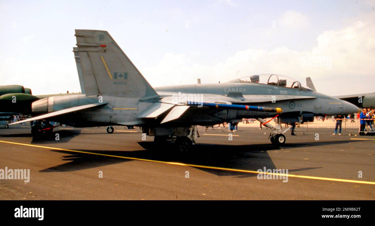 Forze armate canadesi - McDonnell Douglas CF-18B 188926 (msn CFB-26), del 1 Canadian Air Group, al Boscombe Down - Battle of Britain 50th Anniversary Airshow, il 9 giugno 1990 Foto Stock