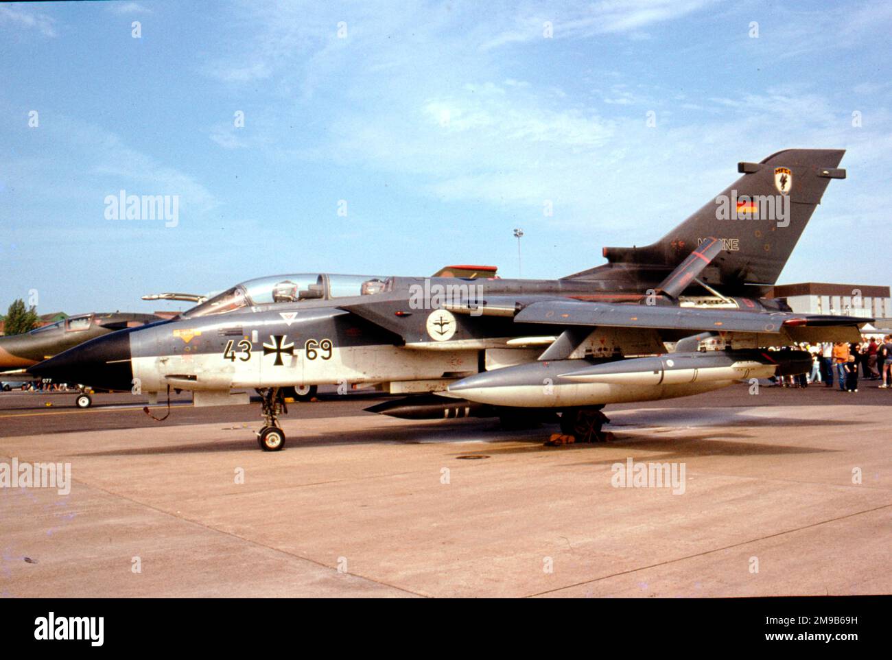 Marineflieger - Panavia Tornado IDS 43+69 (msn GS042), di MarineFliegerGeschwader 1, al RAF Mildenhall Air Fete il 26 maggio 1985. (Marineflieger - Aviazione Marina tedesca) Foto Stock