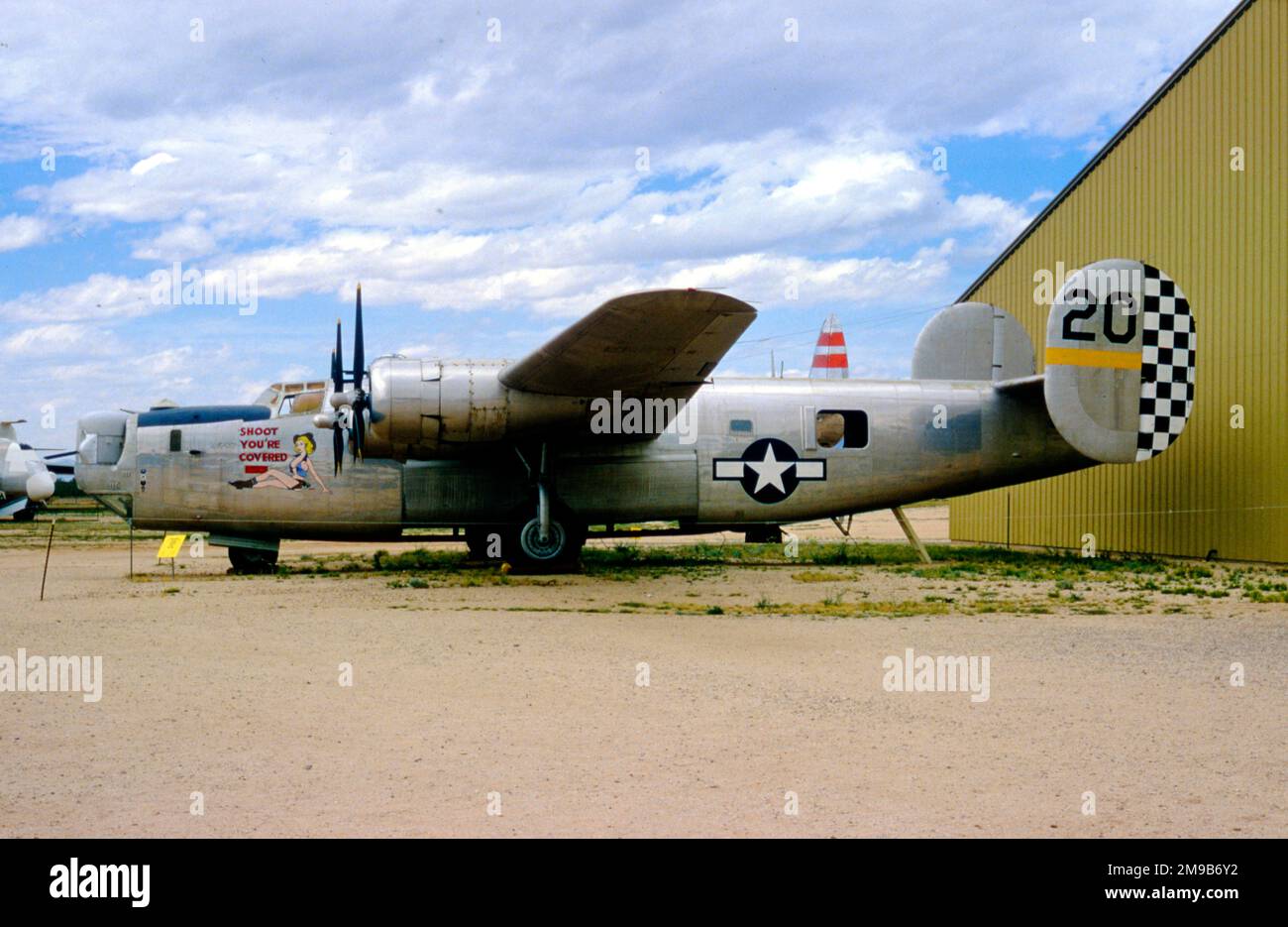 Consolidato B-24J-90-CF 44-44175 (msn 1470), presso il Pima Air and Space Museum di Tucson, Arizona. (Consegnato al comando Royal Air Force South East Asia come Liberator GR.VI KH303. Colpito il 11 aprile 1946. Uno dei 36 B-24s restaurato da iaf e utilizzato fino al 1968. Messo in deposito alla base aerea di Poona. Donato al Museo dell'aria e dello spazio di Pima, in arrivo il 1969 marzo). Foto Stock
