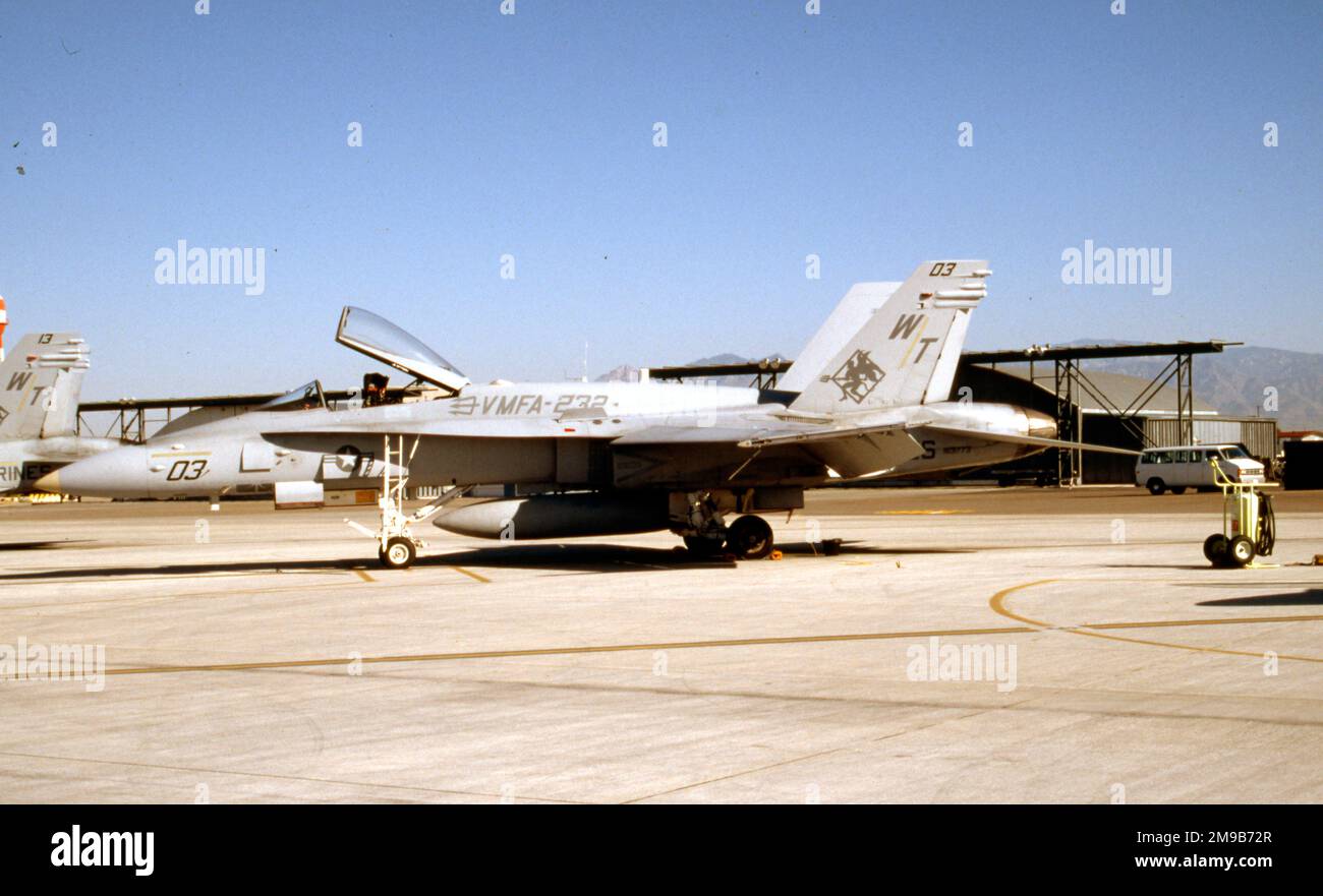 United States Marine Corps - McDonnell Douglas F/A-18C-28-MC Hornet 163773 (msn 853/C129, codice base 'WT', indicativo di chiamata '03'), di VMFA-232. Foto Stock