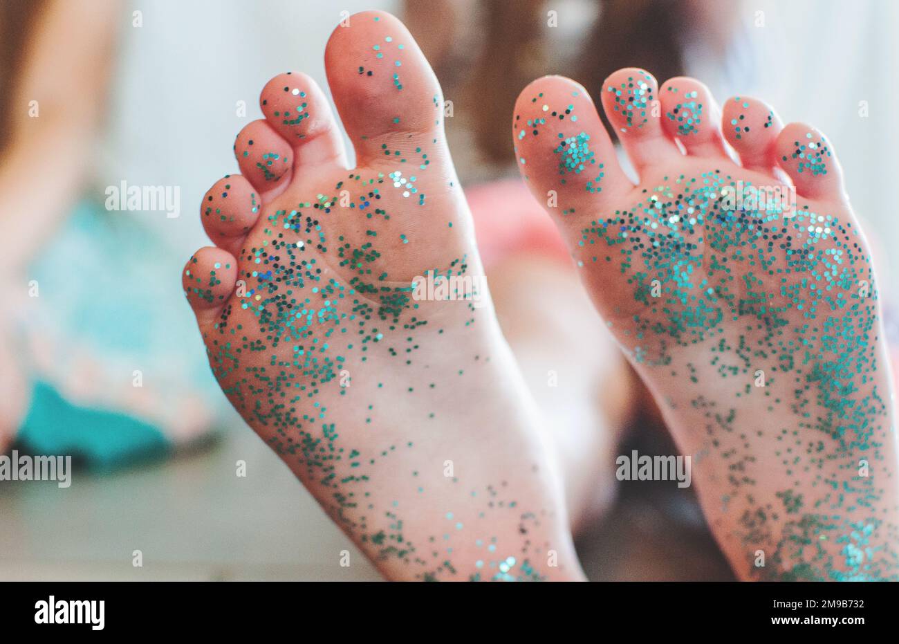 Glitter blu/teal sui piedi della bambina Foto Stock