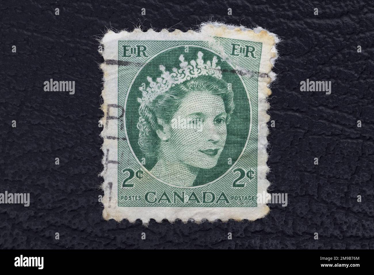 Valverde (CT), Italia - 15 gennaio 2023: Un vecchio francobollo del Canada che mostra la regina Elisabetta II Foto Stock