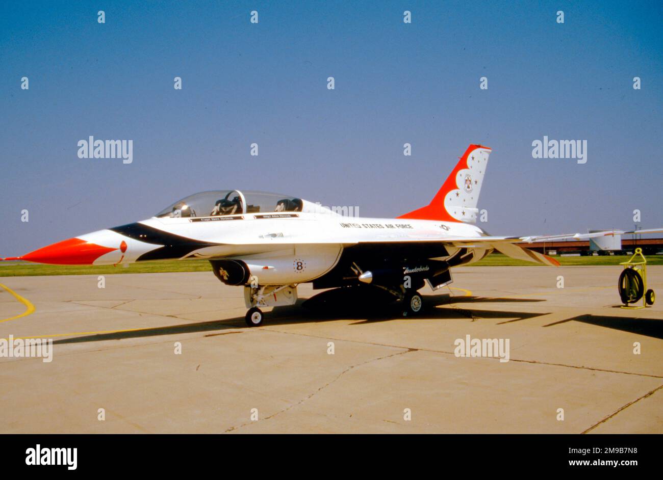 United States Air Force (USAF) - General Dynamics F-16B Fighting Falcon 'Thunderbird 8', della squadra di aerobica Thunderbirds. Foto Stock