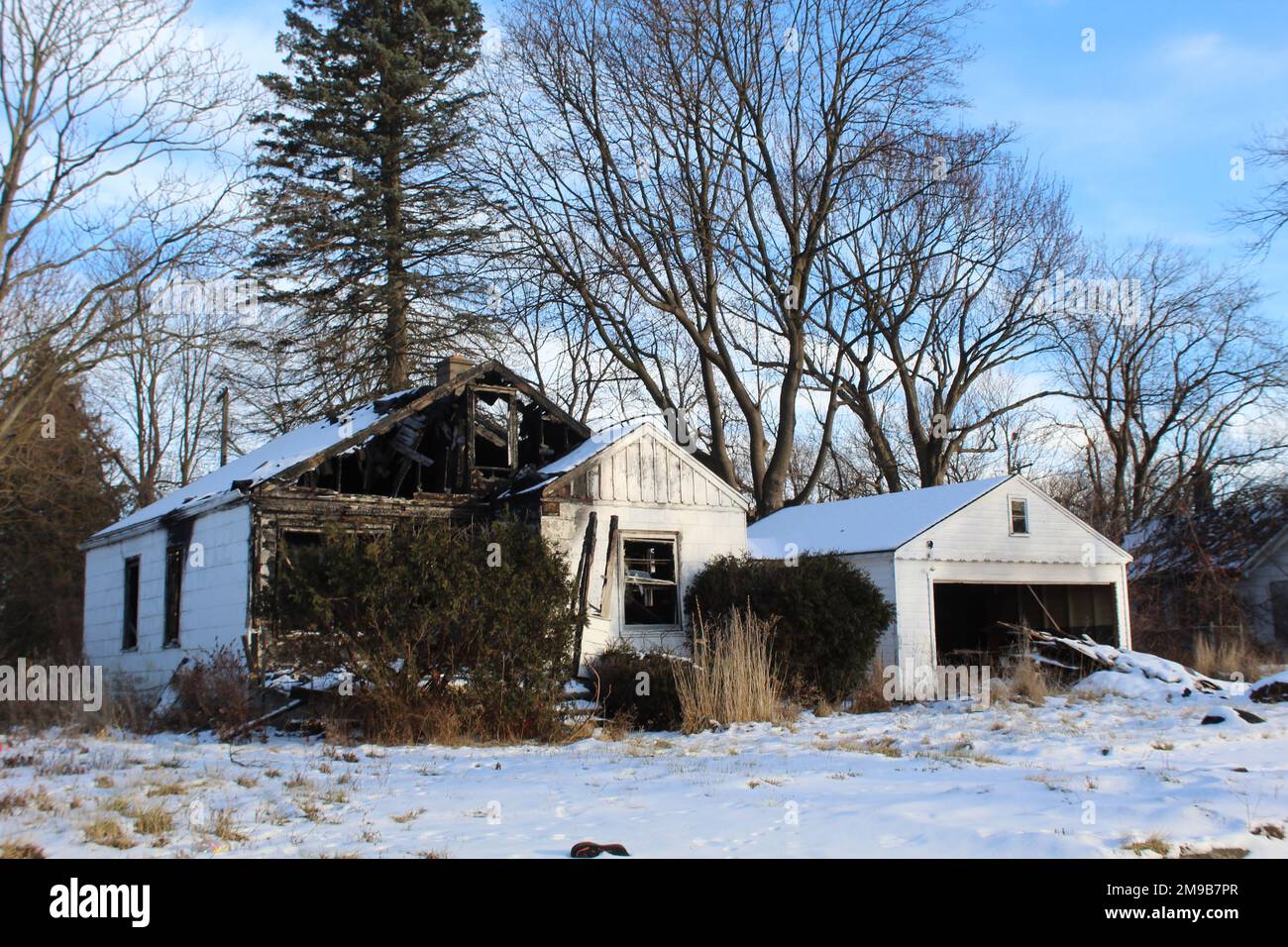 In inverno abbandonata casa danneggiata dal fuoco nel quartiere Brightmoor di Detroit Foto Stock