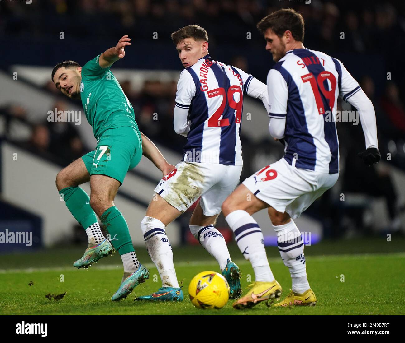 Armando Dobra di Chesterfield (a sinistra) in azione con Taylor Gardner-Hickman di West Bromwich Albion (al centro) e John Swift durante la partita di replay della Emirates fa Cup al Hawthorns di West Bromwich. Data immagine: Martedì 17 gennaio 2023. Foto Stock