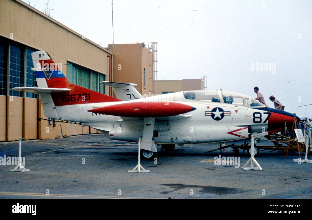 Rockwell T-2C Buckeye 156721 (msn 318-36, call-sign '87'), della Pacific Missile Testing Unit, presso la Point Mugu Naval Air Station in California. Foto Stock