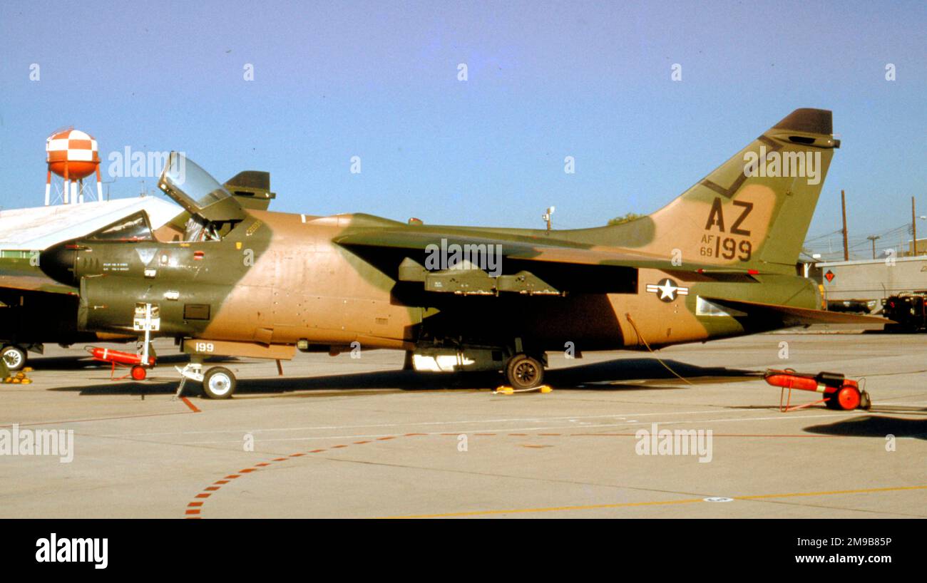 United States Air Force (USAF) - Ling-Temco-Vought A-7D-4-CV Corsair II 69-6199 (MSN D-029). Dell'Arizona ANG 152nd TFS (162nd TFG). Foto Stock