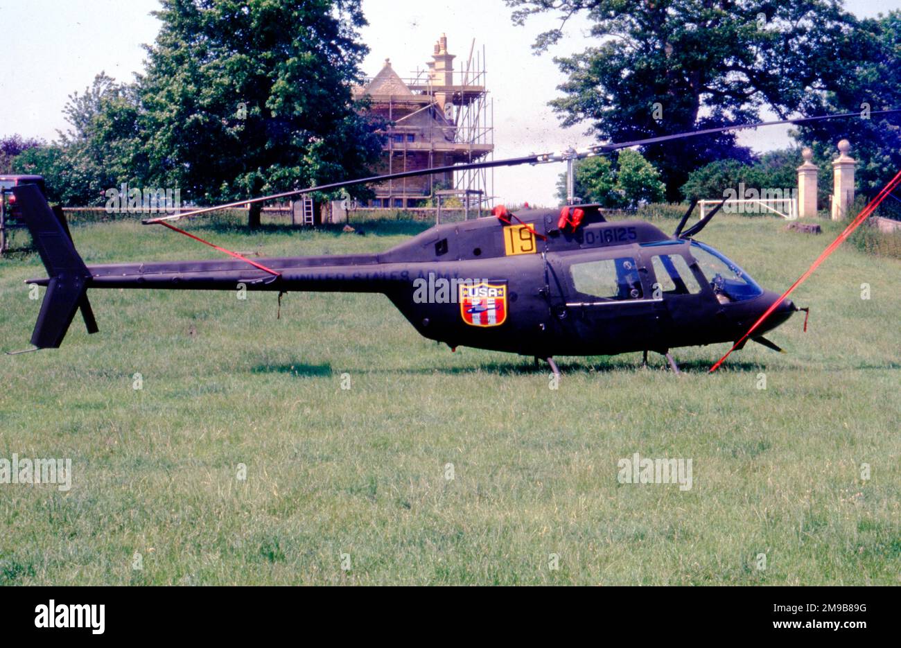 United States Army - Bell OH-58A Kiowa 69-16125 (MSN 40346), al Castle Ashby per il Campionato Mondiale di Elicotteri, il 26 giugno 1986, con il numero di concorso '19', al primo posto. Foto Stock