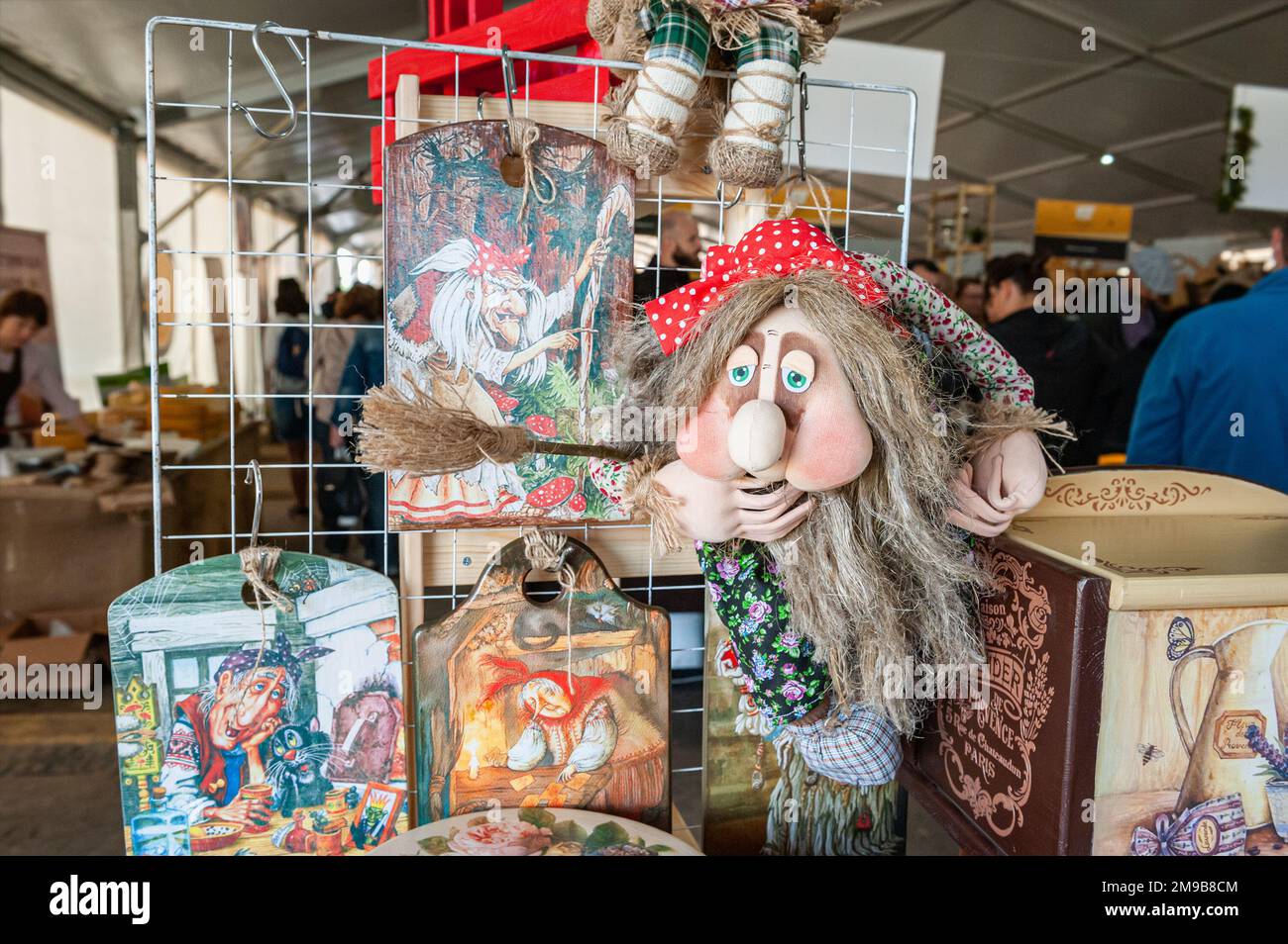 Agosto 11, 2019. Istra, regione di Mosca. Fiera del formaggio e dei prodotti agricoli. Baba Yaga è l'eroina delle fiabe russe. Giocattoli fatti a mano Foto Stock