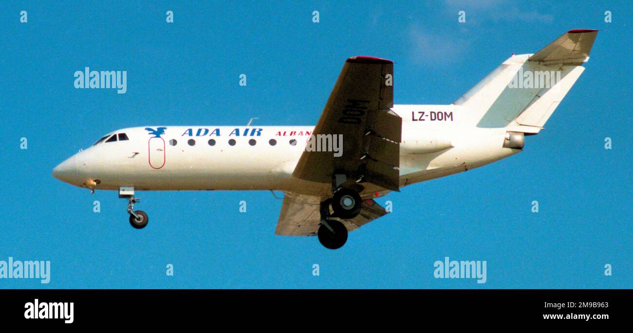 Yakovlev Yak-40 LZ-DOM, di ADA Air Albania, in avvicinamento all'aeroporto internazionale di Atene. Foto Stock