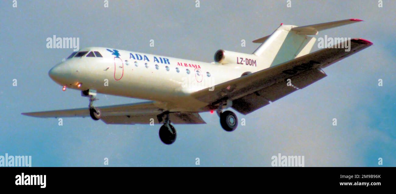 Yakovlev Yak-40 LZ-DOM, di ADA Air Albania, in avvicinamento all'aeroporto internazionale di Atene. Foto Stock
