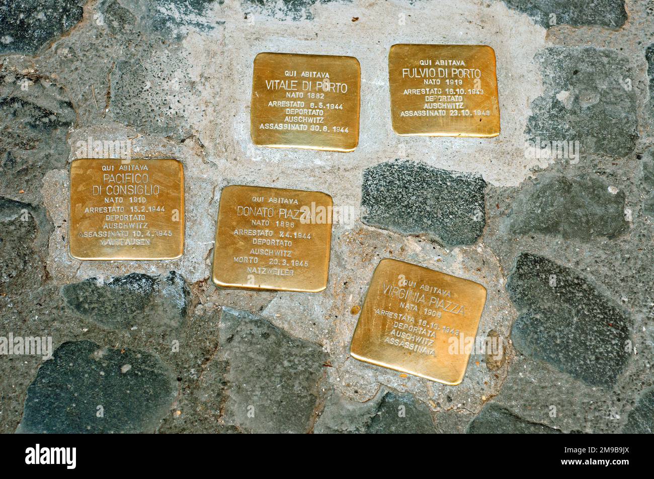 Stolpersteine, ciottoli commemorativi in ottone per le vittime della Shoah nel ghetto ebraico, Roma, Italia Foto Stock