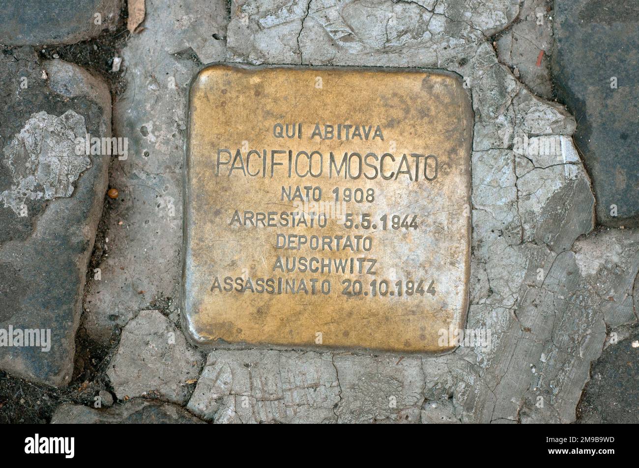 Stolpersteine, lapide commemorativa in ottone per le vittime della Shoah nel ghetto ebraico, Roma, Italia Foto Stock