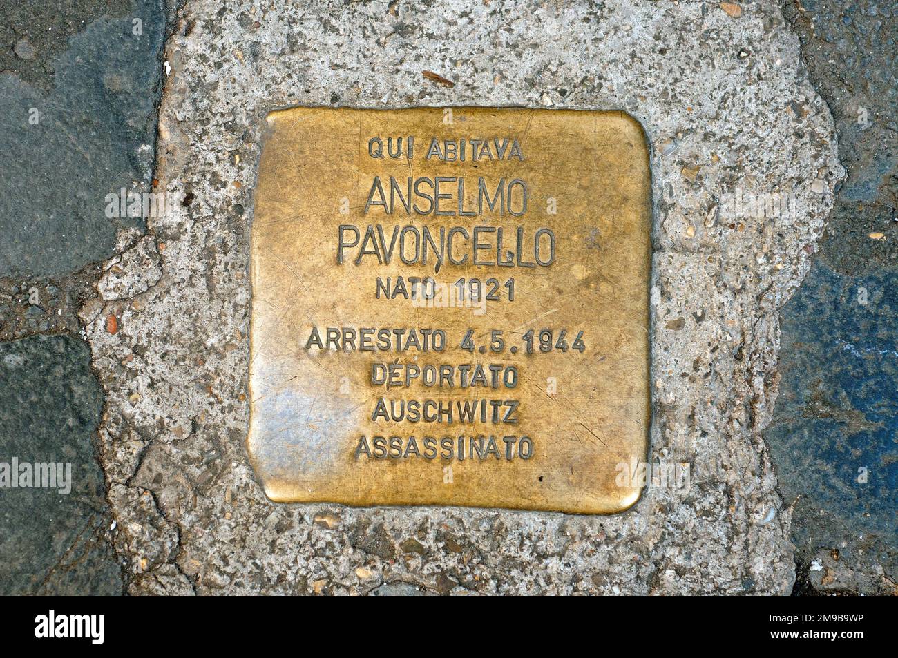 Stolpersteine, lapide commemorativa in ottone per le vittime della Shoah nel ghetto ebraico, Roma, Italia Foto Stock