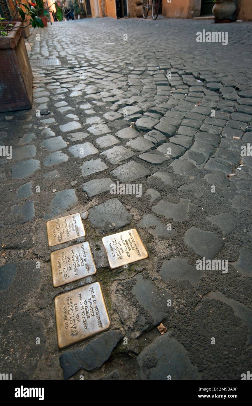 Stolpersteine, ciottoli commemorativi in ottone per le vittime della Shoah nel ghetto ebraico, Roma, Italia Foto Stock