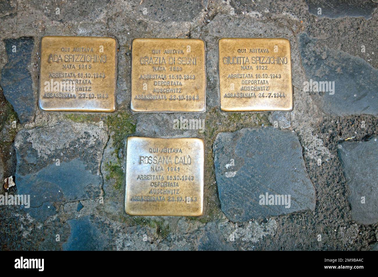 Stolpersteine, ciottoli commemorativi in ottone per le vittime della Shoah nel ghetto ebraico, Roma, Italia Foto Stock