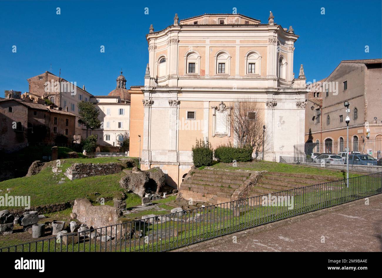 Chiesa sconsacrata di Santa Rita da Cascia in Campitelli (di Carlo Fontana) e rovine del Tempio di Apollo Sosiano, Roma, Italia Foto Stock